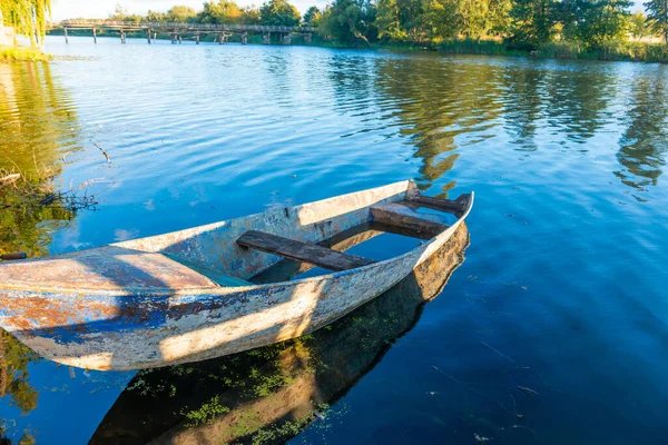 Gün Batımında Nehirde Eski Ahşap Balıkçı Teknesi — Stok fotoğraf