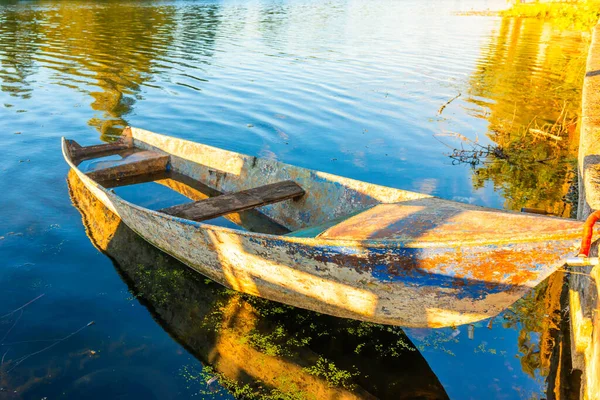 Деревянная Рыбацкая Лодка Реке Закате — стоковое фото