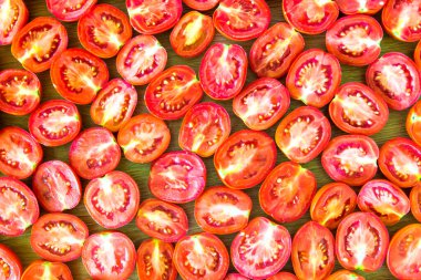 Kırmızı yarı dilimlenmiş domates yemek arka planı, kırmızı domates dokusu.