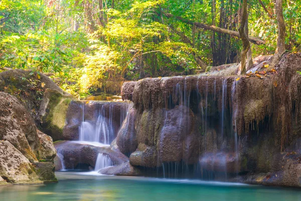 Waterval Tropisch Landschap Groene Bomen Het Wilde Oerwoud — Stockfoto