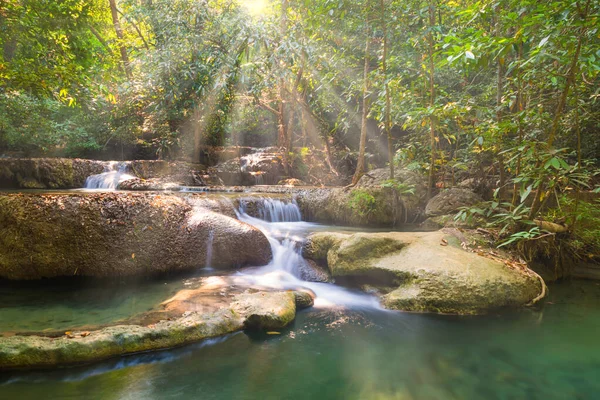 Waterval Tropisch Landschap Groene Bomen Het Wilde Oerwoud — Stockfoto