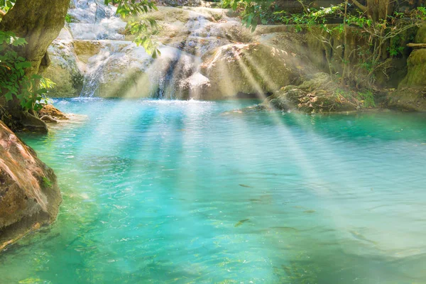 緑の野生のジャングルの森の中で美しい滝やエメラルド湖と熱帯の風景 台湾国立公園 カンチャナブリ — ストック写真