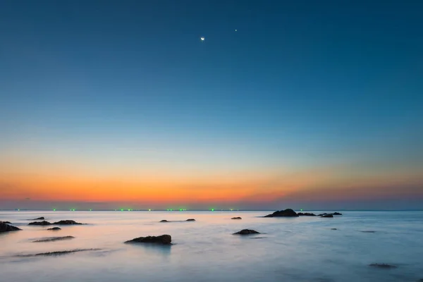 Закат Море Камнями Закат Ночной Пейзаж Драматическое Небо Лунным Светом — стоковое фото