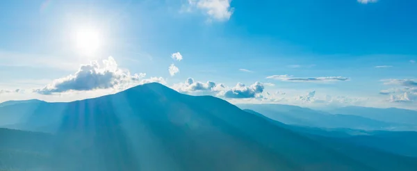 Atardecer Azul Montañas Paisaje Con Rayos Sol — Foto de Stock