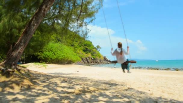 Щаслива Красива Молода Жінка Гойдається Пляжі Тропічному Острові — стокове відео