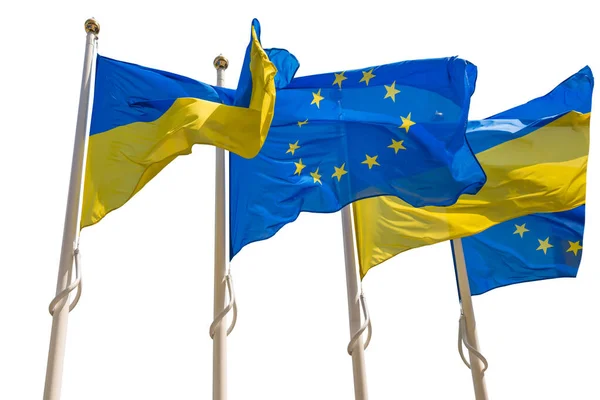 Avrupa Birliği Ukrayna Bayraklı Bayrak Direkleri Beyaz Arkaplanda Izole — Stok fotoğraf