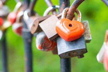 Kırmızı kilit köprüde kalp şeklini sever.