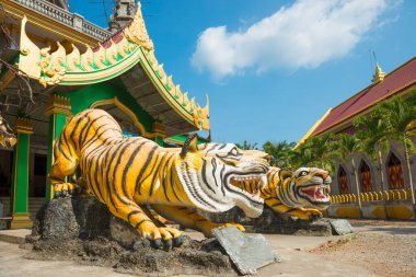Krabi, Tayland'daki Tiger Cave Tapınağı yakınlarındaki Budist pagoda Tham Sua'nın girişinde kaplan heykelleri