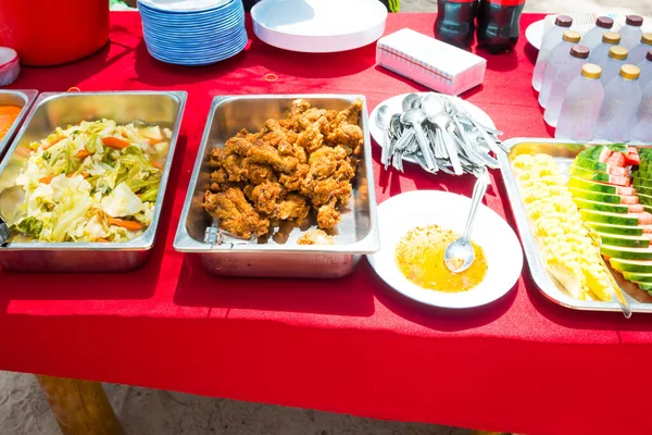 Οδός Πιάτα Τροφίμων Κρέας Κοτόπουλο Και Φρούτα Στο Τραπέζι Στην — Φωτογραφία Αρχείου