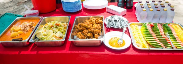 Уличные Блюда Мясом Курицей Фруктами Столе Таиланде — стоковое фото