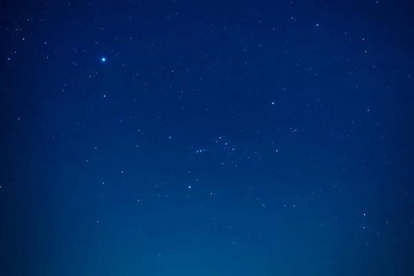 自然の天の川空間の背景として明るい星と夜の暗い空 — ストック写真