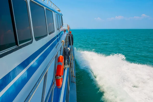 Velocidade Barco Com Fluxo Esteira Branca Água Mar Azul Vista — Fotografia de Stock