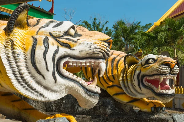 Estatuas Tigres Entrada Pagoda Budista Tham Sua Cerca Del Templo —  Fotos de Stock