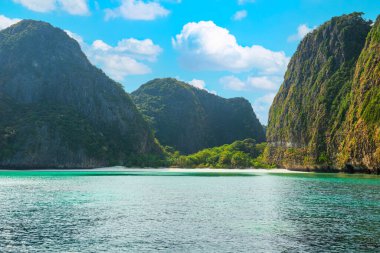 Tayland 'daki Phi Phi Adası' nda sahilin çekildiği güzel gölde deniz plajı ve dağlar var.