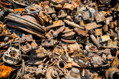 Eski paslı metal yığını, kullanılmış makine parçaları ve araba parçaları mekanik endüstriyel arka plan olarak kullanılabilir