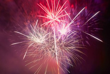 gökyüzü siyah zemin üzerine mavi renkli havai fişek. tatil kutlaması.