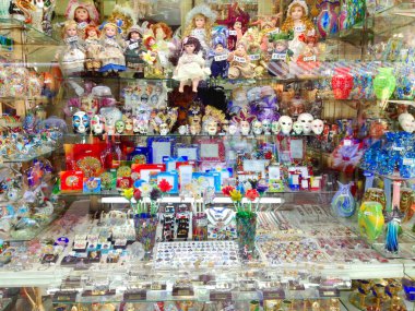 Venedik 'te bir sürü hediyelik eşya, geleneksel maskeler ve bebeklerle dolu bir vitrin. Her öge için fiyat