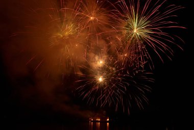 Fireworks, gökyüzü siyah arka plan üzerine selamı