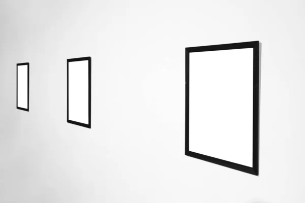 Κενό Κενό Εικόνα Ξύλινο Πλαίσιο Στο Εσωτερικό Λευκό Τοίχο — Φωτογραφία Αρχείου