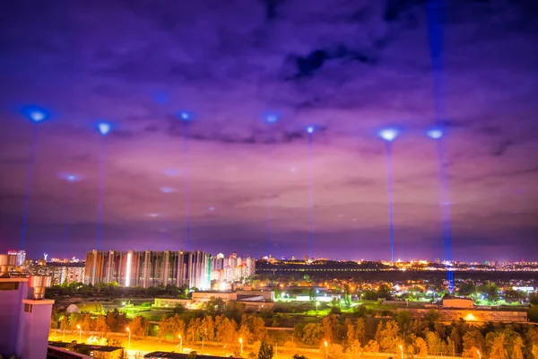 Nocne Oświetlone Miasto Niebieskimi Światłami Chmurach Niebie — Zdjęcie stockowe