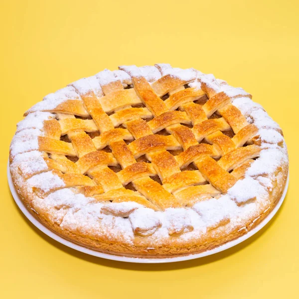 黄色の背景に砂糖の地殻と伝統的なアメリカのアップルパイ — ストック写真