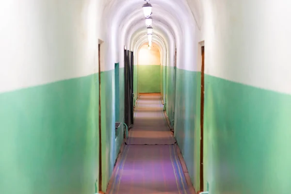 Passagem Corredor Com Portas Luzes Túnel Vazio — Fotografia de Stock