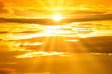 Gün batımı dramatik gün batımı bulutları ve gün batımı güneş ışınları