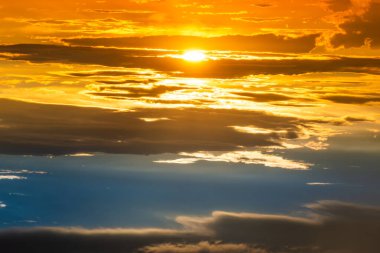 Gün batımı dramatik gün batımı bulutları ve gün batımı güneş ışınları