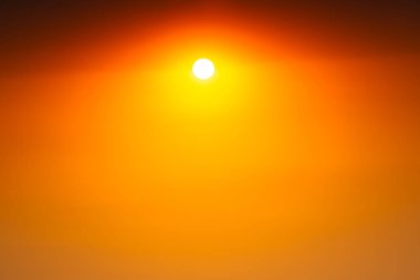 Gün batımı gökyüzü bulutsuz, güneşsiz ve güneşsiz.