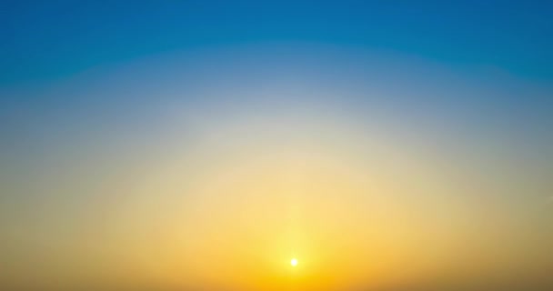 日没の太陽の日没が雲を動かし 日没の空をタイムラプスするサンセットスカイ4Kタイムラプス — ストック動画