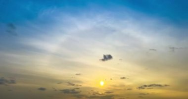 Gün batımı gökyüzü 4K gün batımı güneş batımı hareket eden bulutlar ve hızlandırılmış gün batımı gökyüzü