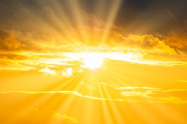 Günbatımı bulutları, güneş ışınları ve dramatik gökyüzü ile gün batımı gökyüzü