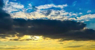 Gün batımı gökyüzü 4K gün batımı güneş batımı hareket eden bulutlar ve hızlandırılmış gün batımı gökyüzü