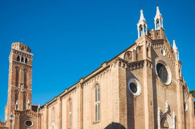 Tuğla cephe ve çan kulesi Basilica Santa Maria Gloriosa dei Frari, Venedik, İtalya