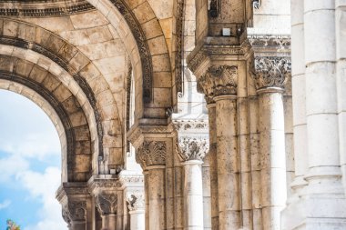 Paris Kutsal Kalp Bazilikası veya Montmartre Paris Basilica Coeur Basilique du Sacré pasajda sütunlarda