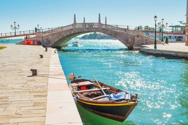 Gondel Und Brücke Über Kanal Und Ausgang Zur Bucht Venedig lizenzfreie Stockfotos