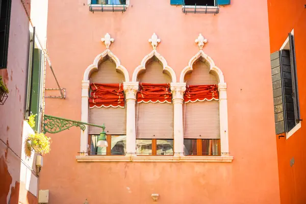 Windows Στο Κόκκινο Τοίχο Στο Παλιό Σπίτι Στη Βενετία Royalty Free Φωτογραφίες Αρχείου