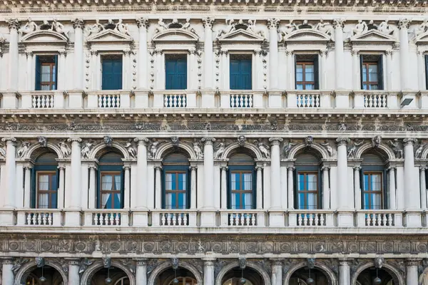 Mramorovými Arkádami Průčelí Historické Budovy Náměstí San Marco Benátkách Stock Snímky