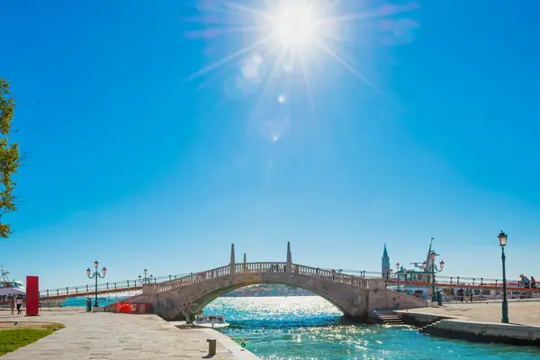Gyönyörű Kilátás Nyílik Fehér Híd Felett Csatorna Kijárat Öbölbe Velence Stock Fotó