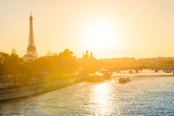 Gyönyörű Naplemente Eiffel Toronnyal Szajna Folyóval Párizsban Franciaországban Stock Kép
