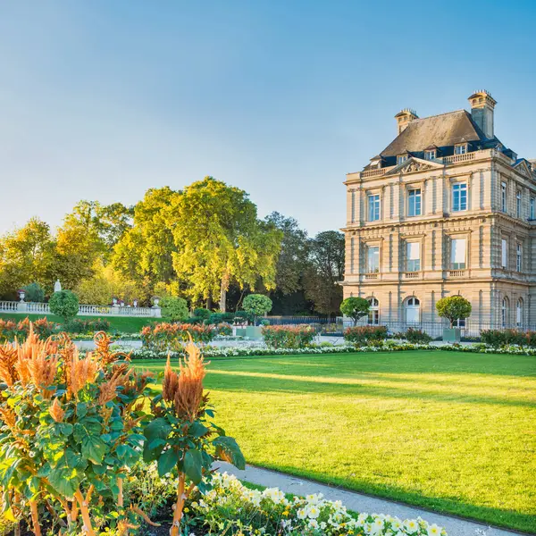 Luxemburgi Kert Szobrokkal Virágokkal Luxemburgi Palota Épületével Párizs Franciaország Stock Fotó