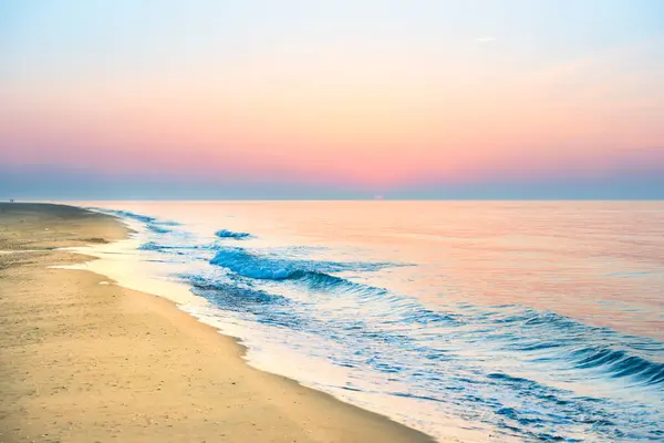 Sonnenuntergang Strand Mit Meereswellen Küste Sonne Und Dramatischem Himmel Stockbild
