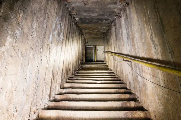 Dunkle Unterirdische Treppe Bis Zum Bergwerkseingang Stockbild