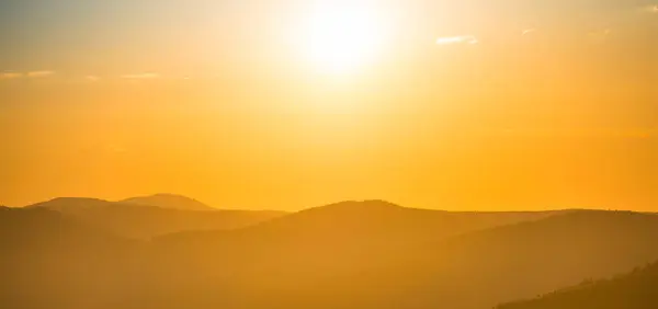 Sonnenuntergang Berge Panoramalandschaft Mit Sonnenuntergang Himmel Und Strahlender Sonne lizenzfreie Stockfotos