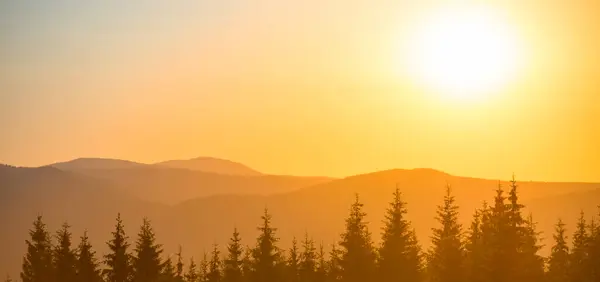 Гори Захід Сонця Панорамний Краєвид Лісом Заходом Сонця Драматичне Небо Ліцензійні Стокові Зображення