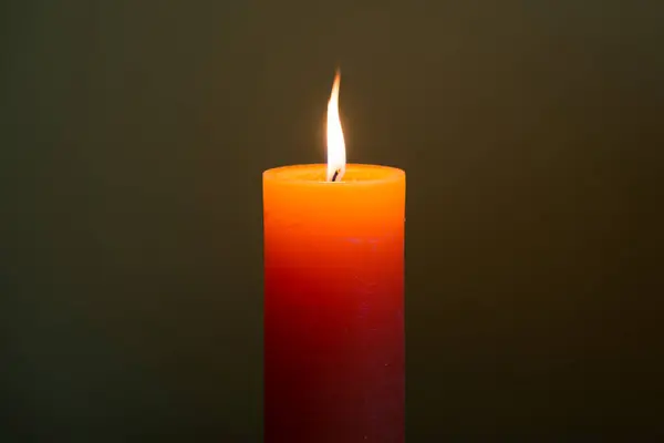 Kerzenlicht Mit Flamme Auf Dunklem Weichem Hintergrund Stockfoto