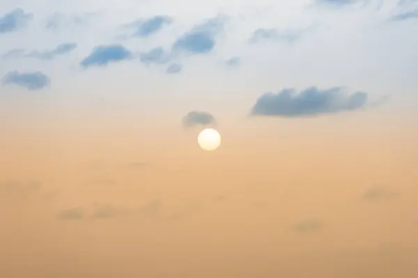 Grand Soleil Sur Ciel Couchant Avec Smog Dans Air Photo De Stock