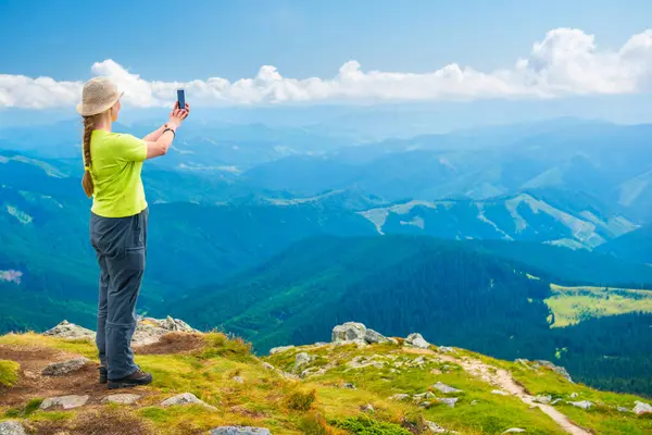 Mujer Joven Pie Acantilado Montaña Tomar Selfie Viaje Teléfono Inteligente Imagen De Stock