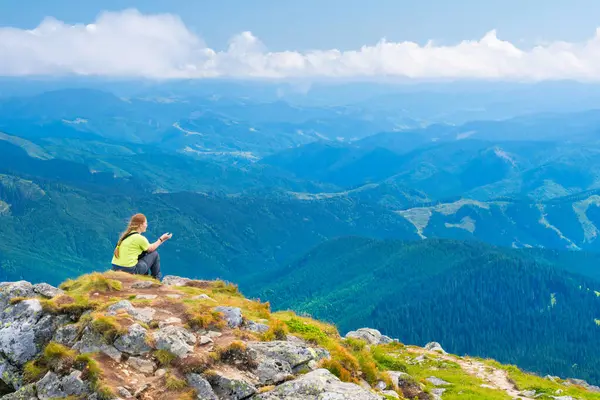 Junge Frau Macht Reise Selfie Auf Berggipfel Stockfoto