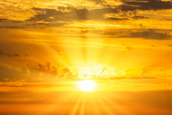 Sonnenuntergangshimmel Mit Untergehenden Wolken Sonnenstrahlen Und Grammatikalischem Himmel Stockfoto